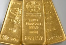 Giá vàng giữ vững mốc 3.300 USD/oz vì căng thẳng thương mại còn âm ỉ