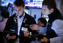 Chứng khoán Mỹ giảm điểm vì tin thương mại, giá dầu lập đỉnh hơn 1 tháng