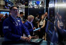 Cổ phiếu công nghệ giữ trụ chứng khoán Mỹ, dầu thô vững giá sau tin OPEC+