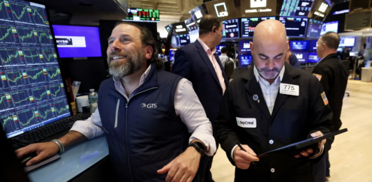 Chứng khoán Mỹ tăng mạnh, dầu trượt dốc sau tín hiệu từ Trump